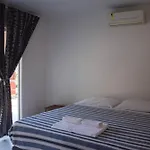Suite Com Banheiro Privativo, Ar-Condicionado A 5 Minutos Da Praia!